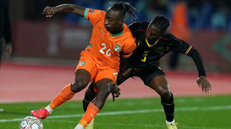 Yan Diomande (l.) kam mit der Elfenbeinküste gegen Kamerun nur auf ein Unentschieden 