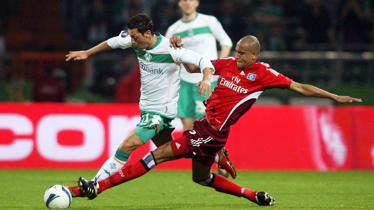 Mesut Özil im Zweikampf mit Alex Silva, Europapokal-Halbfinale 2009.