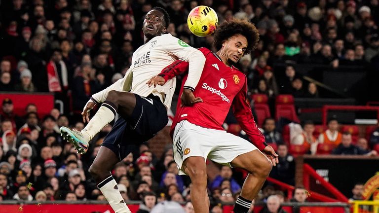 United-Stürmer Joshua Zirkzee (r.) im Duell mit seinem Gegenspieler.