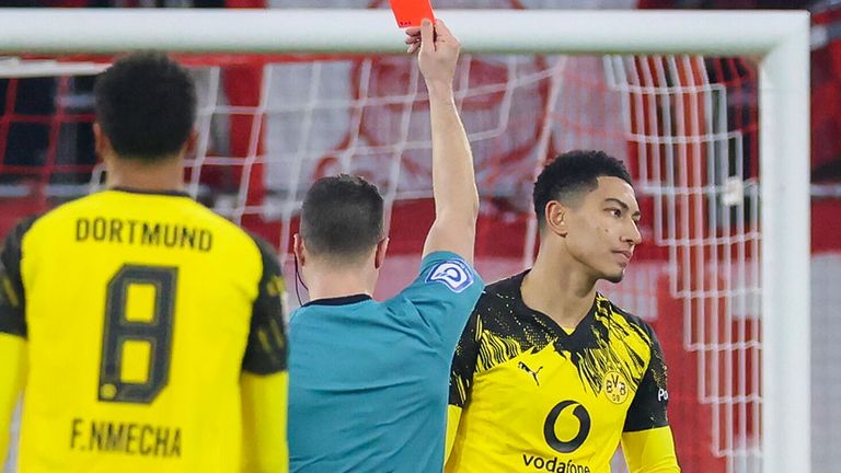 Schiedsrichter Felix Zwayer zeigt Jobe Bellingham (Borussia Dortmund) nach einem Foulspiel die Rote Karte.