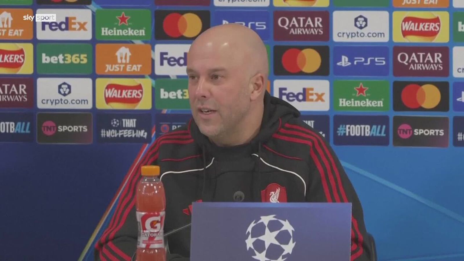 Arne Slot, Trainer des FC Liverpool, spricht über das vergangene Jahr. Er  ist der Meinung, den Premier League-Titel dank der Niederlage im  Achtelfinale gegen Paris Saint-Germain gewonnen zu haben.