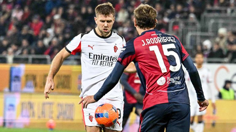 Niclas Füllkrug (l.) feiert in Cagliari sein Debüt für die AC Mailand.