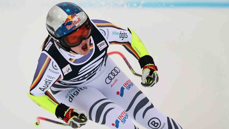 Die Deutsche Emma Aicher jubelt im Zielraum.