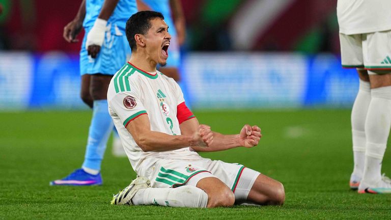 Aiss Mandi feiert den Einzug seines Heimatlandes Algerien ins Viertelfinale des Afrika Cups.