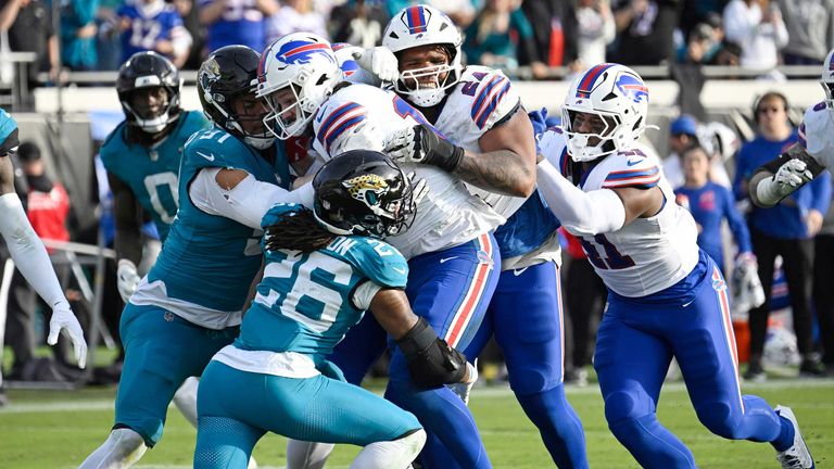 Bills Quarterback Josh Allen (mitte) führt sein Team mit einem Touchdown kurz vor Schluss zum Sieg. Am Samstag geht es gegen die Broncos.