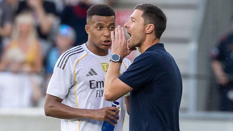 Real-Superstar Kylian Mbappe (l.) neben Xabi Alonso.
