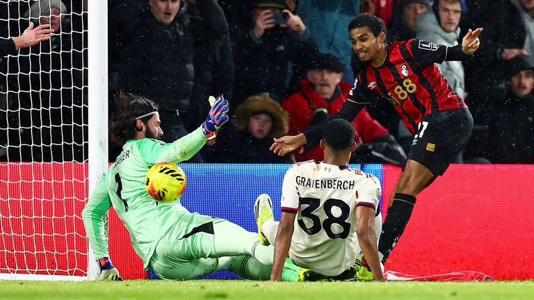 Ex-Leverkusen-Star Amine Adli (r.) schockt den FC Liverpool ganz spät in der Nachspielzeit. 