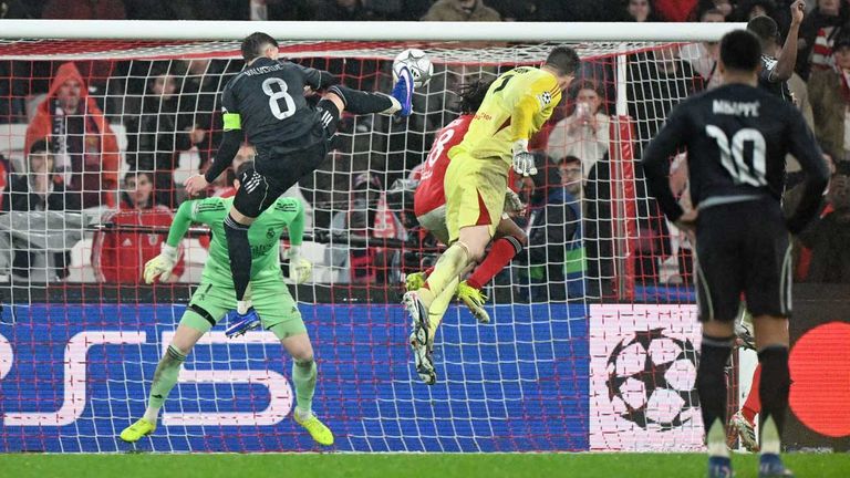 Benficas Torwart Anatoliy Trubin erzielte in der 7. Minute der Nachspielzeit das 4:2 gegen Real Madrid per Kopf.