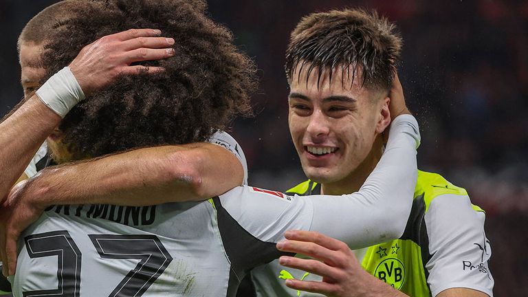 Aaron Anselmino (r.) könnte vielleicht doch in der restlichen Saison noch für den BVB auflaufen.