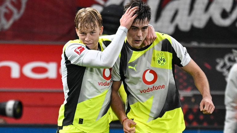 Aaron Anselmino (r.) verlässt den BVB bereits nach wenigen Monaten wieder und kehrt zu seinem Stammverein FC Chelsea zurück. 