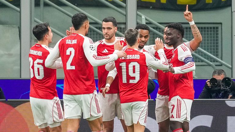 Der FC Arsenal bejubelt den Einzug ins CL-Achtelfinale.