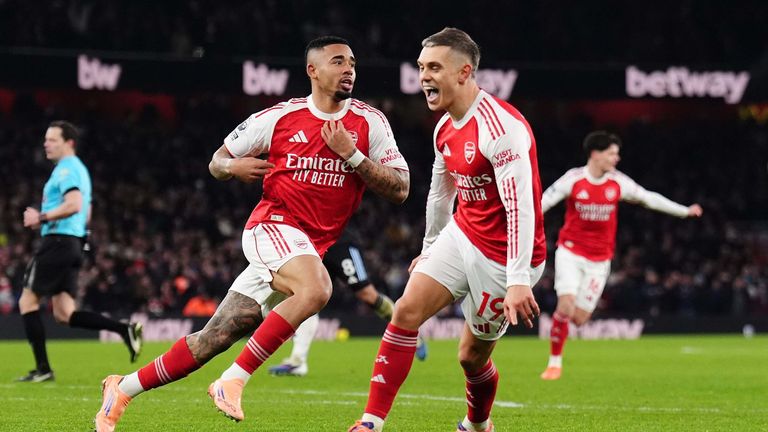 Gabriel Jesus (links) bejubelt seinen Treffer beim deutlichen 4:1-Sieg gegen Aston Villa. Am Samstag geht es  gegen den AFC Bournemouth.