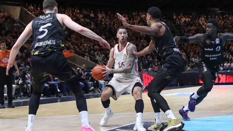 Die Bayern-Basketballer feiern einen deutlichen Sieg bei den Löwen Braunschweig.