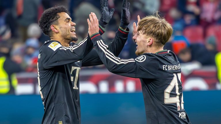 Luis Diaz (l.) und Lennart Karl (r.) waren die auffälligsten Bayern-Profis beim Test in Salzburg.