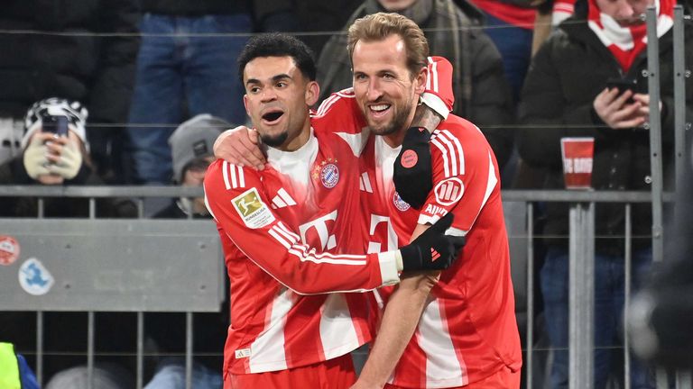 Luis Diaz (links) und Harry Kane (rechts) jubeln nach Kanes Treffer beim 8:1 gegen Wolfsburg. Am Mittwoch geht es gegen den 1. FC Köln.