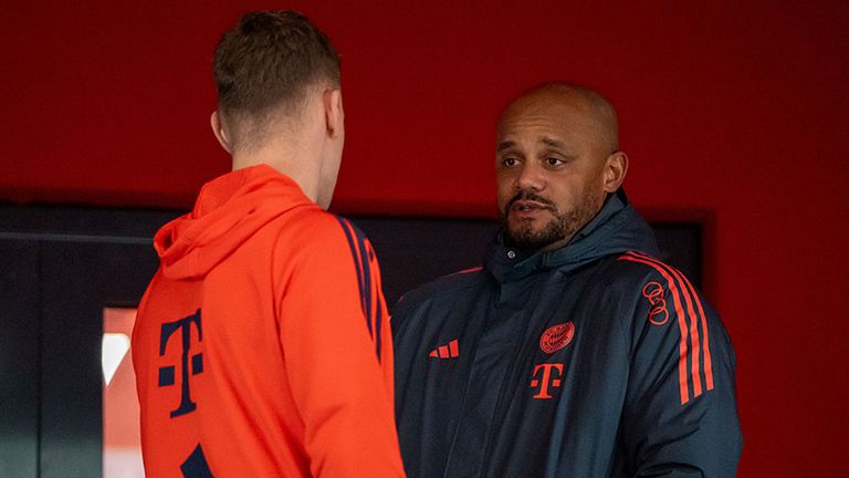 Bayern-Trainer Vincent Kompany (r.) im Gespräch mit Joshua Kimmich.