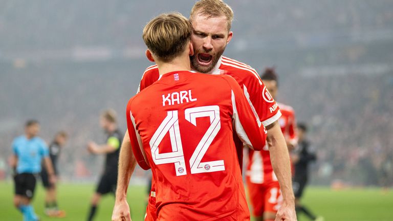 Konrad Laimer (r.) lobt seinen Mitspieler Lennart Karl.