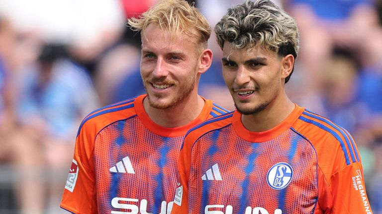 Timo Becker (l.) und Mertcan Ayhan kämpfen um die gleiche Position - oder doch nicht?