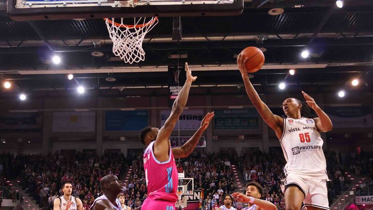 Die Telekom Baskets feiern ihren dritten Sieg in Folge.