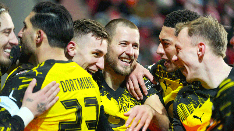 Borussia Dortmund jubelt nach Nico Schlotterbecks Treffer zum 2:0 gegen Union Berlin.