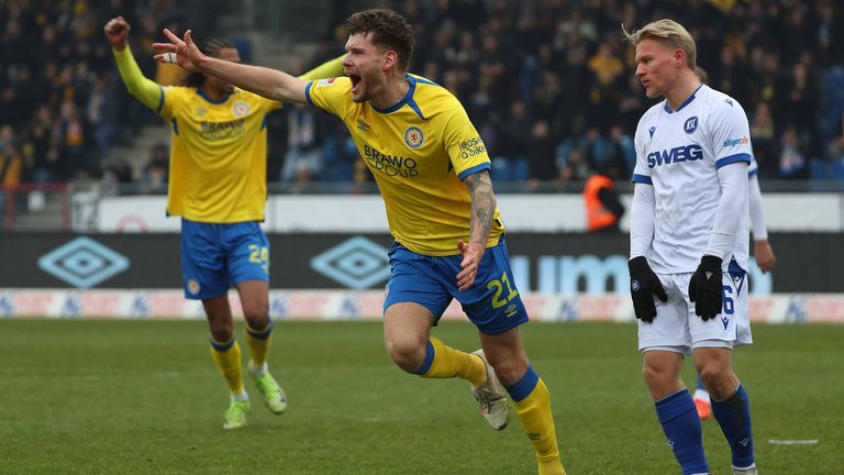 Die Eintracht feiert einen Heimsieg gegen den KSC. 