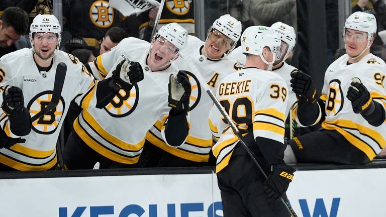 Die Boston Bruins freuen sich in der NHL über ihren Sieg gegen Nasville. 