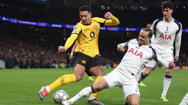 Dortmunds Jobe Bellingham (l.) im Zweikampf mit Xavi Simons.