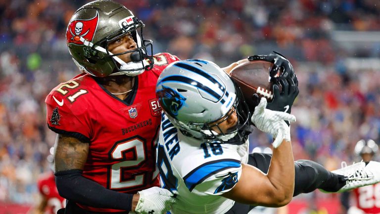 Jalen Coker fängt einen Touchdownpass für die Carolina Panthers.