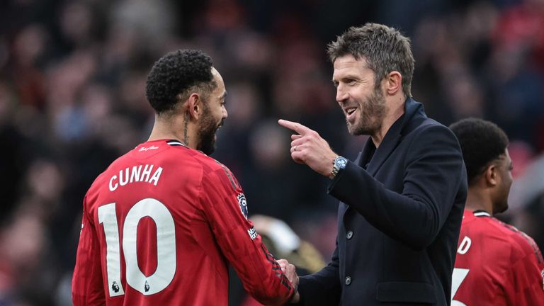 Manchester Uniteds neuer Trainer Michael Carrick (rechts) beflügelte sein Team im Derby gegen Manchester City. Am Sonntag kommt Arsenal.
