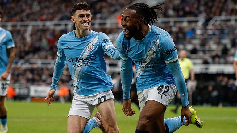 City-Neuzugang Antoine Semenyo (r.) bejubelt sein Tor - Teamkollege Phil Foden freut sich mit.