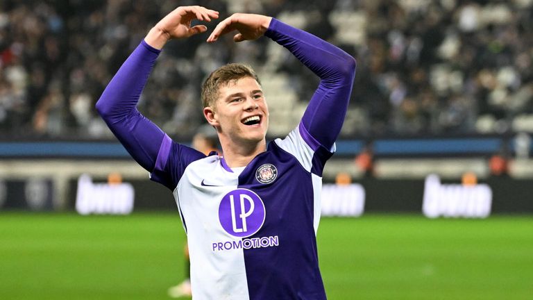 Der VfL Wolfsburg hat Charlie Cresswell ins Visier genommen.