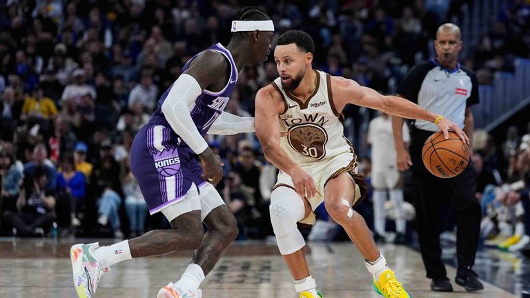 Dennis Schröder verteidigt Superstars Stephen Curry.