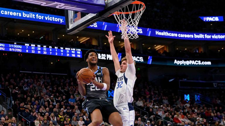 Brice Sensabaugh von den Utah Jazz (l.) zieht gegen Cooper Flagg zum Korb.