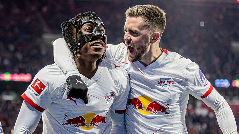 Yan Diomande (l.) spielt bei RB Leipzig bislang eine bärenstarke Saison.