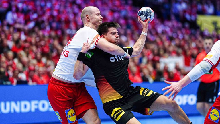 Dänemarks (l.) Simon Hald im Duell mit Renars Uscins.