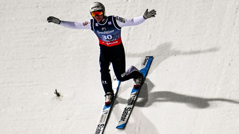 Domen Prevcs Ski rutschen alleine die Chance runter und kosten ihm Siegchance in Oberstdorf.