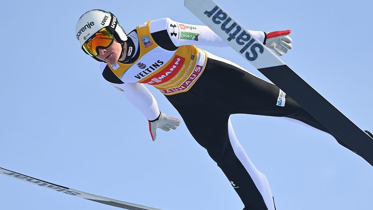 Domen Prevc führt nach zwei Springen bei der Vierschanzentournee. 