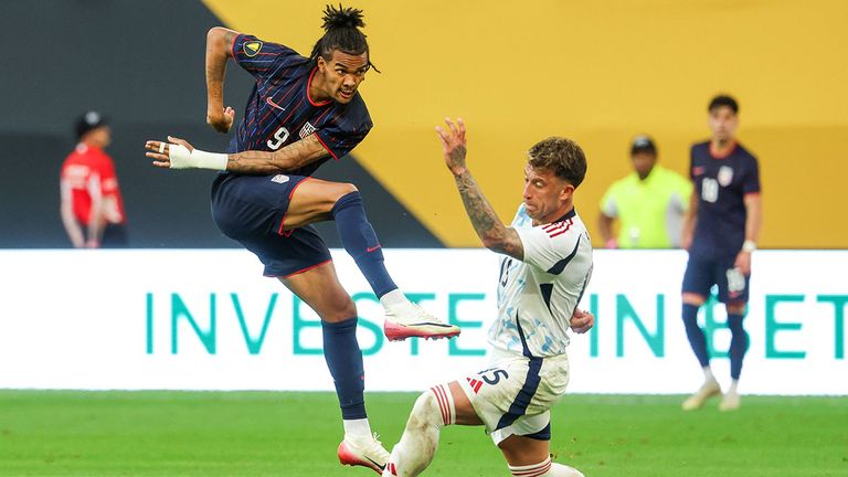 Damion Downs (l.), hier im Trikot der US-Nationalmannschaft, wechselt vom FC Southampton zum Hamburger SV.