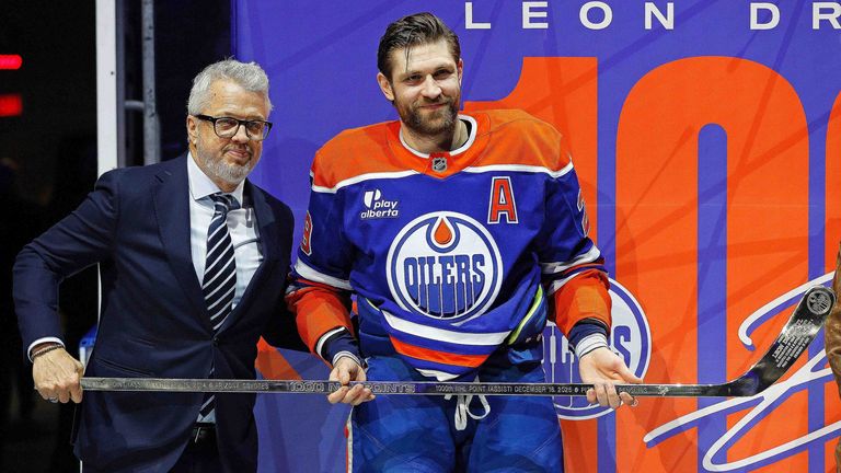 Jeff Jackson, Präsident der Edmonton Oilers, überreicht Leon Draisaitl einen besonderen Schläger für seine 1000 Scorerpunkte.