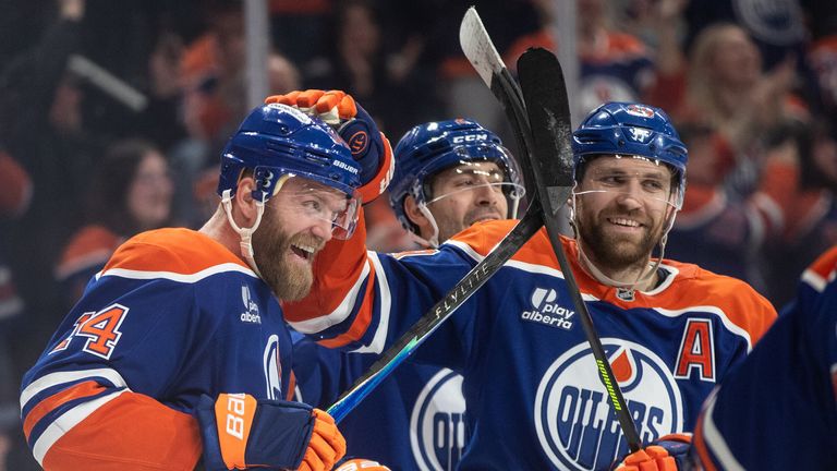 Leon Draisaitl (r.) bejubelt einen Treffer von 