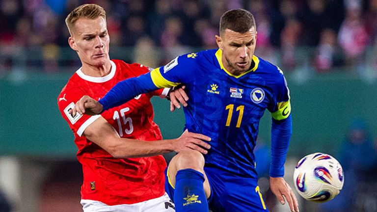 Edin Dzeko (r.) spielt auch mit 39 Jahren noch immer in der bosnischen Nationalmannschaft.