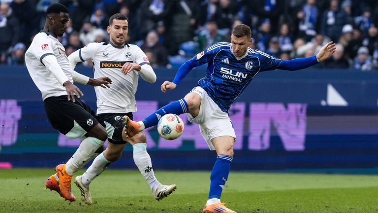 Edin Dzeko erzielt zum Debüt auf Schalke direkt ein spektakulären Anschlusstreffer.