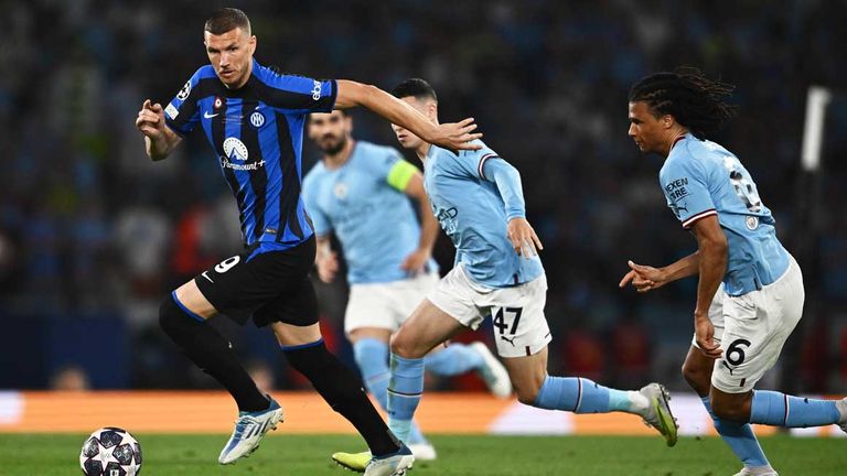 Edin Dzeko (l.) traf mit Inter Mailand im Champions-League-Finale 2023 auf seinen ehemaligen Verein Manchester City.