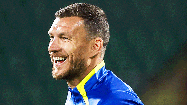 Edin Dzeko könnte bald für Schalke 04 in der 2. Bundesliga auflaufen.