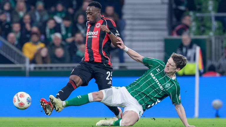 Werder Bremen gewinnt wildes Bundesliga-Topspiel gegen Eintracht Frankfurt.