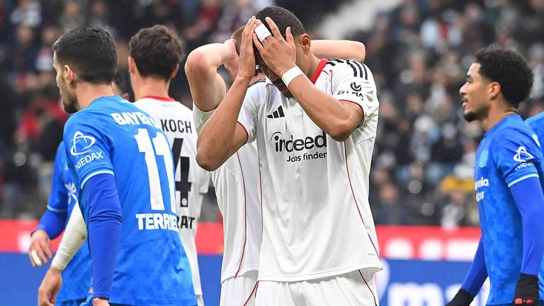 Aurele Amenda hält nach der nächsten Pleite gegen Bayer Leverkusen die Hände über den Kopf.