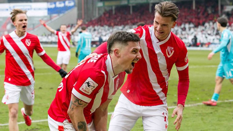 Erik Engelhardt feiert seinen Treffer gegen TSG Hoffenheim.