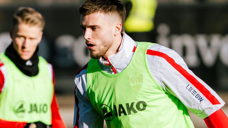Ermedin Demirovic (r.)  ist zurück im Mannschaftstraining des VfB Stuttgarts.