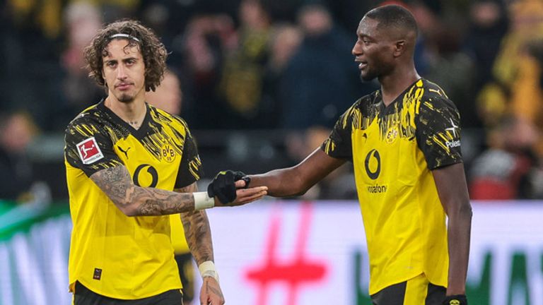 Fabio Silva (l.) und Serhou Guirassy klatschen sich ab.