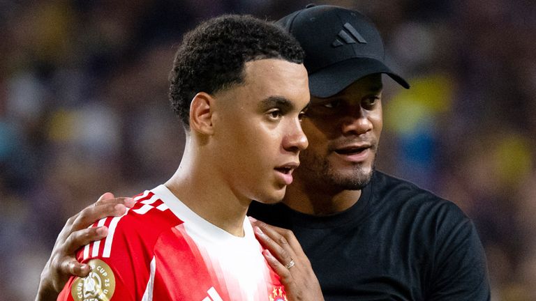 FCB-Coach Vincent Kompany (r.) darf sich auf Rückkehrer Jamal Musiala freuen.